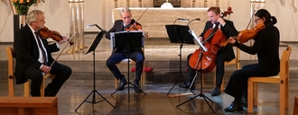  Die Musiker des „Darimund Streichquartett“ aus Darmstadt im festlich geschmückten Kirchenraum der St. Elisabethkirche (von links): Horst Willand (Violine),  Sorin-Dan Capatina (Violine), Albrecht Fiedler( Violoncello  und Ari Kanemaki (Viola)     